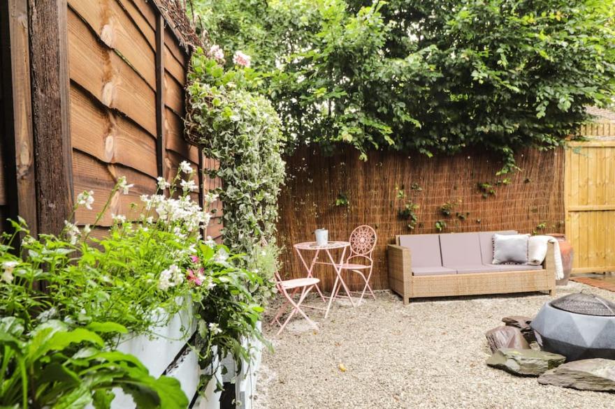 DITSYS DEN, pet friendly, with a garden in Paddock Wood, Kent