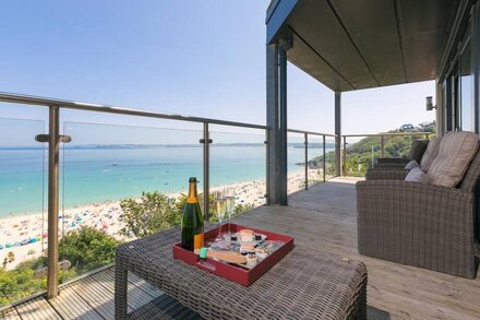 CRYSTAL BAY, family friendly, luxury holiday cottage in St Ives