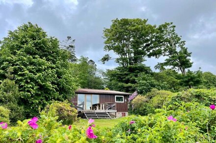 New 2019 Shore front location on Loch Fyne, sleeps 4, log fire