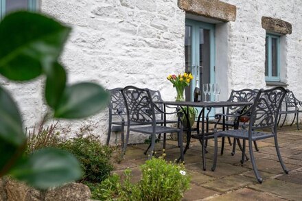 The Old Chapel - Three Bedroom House, Sleeps 6