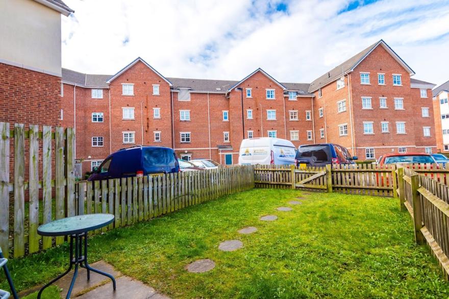 Spacious 4-Bed Townhouse In Crewe | Ideal For Contractors | FREE Parking