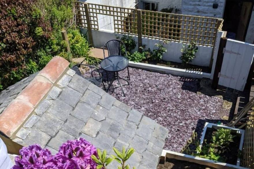 Funky Flat With Sheltered Patio Garden in Historic Harbour Village