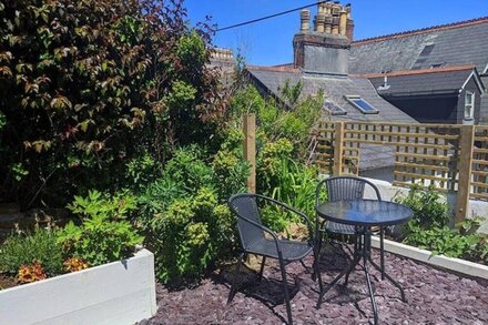 Funky Flat With Sheltered Patio Garden in Historic Harbour Village