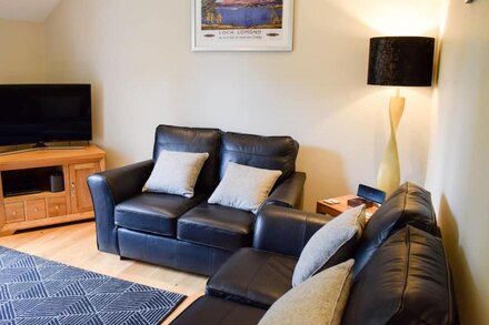 Benoch Lomond Castle - sleeps 4 guests  in 2 bedrooms