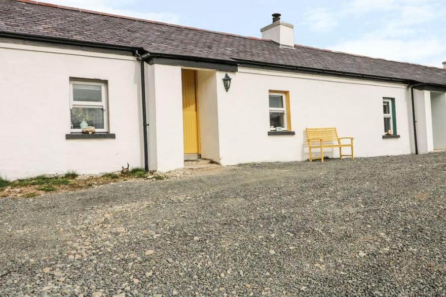 MARY LARKIN'S COTTAGE, pet friendly, with open fire in Rostrevor