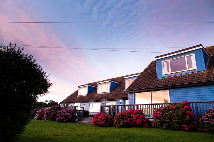 LUXURY- The Bluehouse Watergate Bay, Cornwall, Sea Views, HOT TUB Pet Friendly