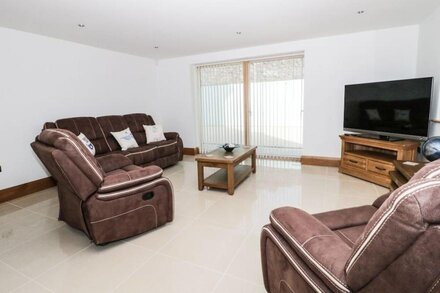 BEACH HOUSE APARTMENT, luxury holiday cottage, with pool in Benllech