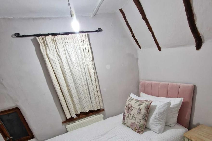 Honey Horsefield Grade ll 1650 Thatched Cottage