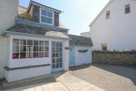 Cosy welcoming cottage in the heart of Rock