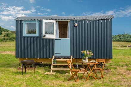 This bespoke hut is situated on the edge of the marsh with uninterrupted views out to the sea.