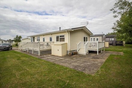 Luxury 5 berth lodge at Manor Park with huge decking in Hunstanton ref 23198K