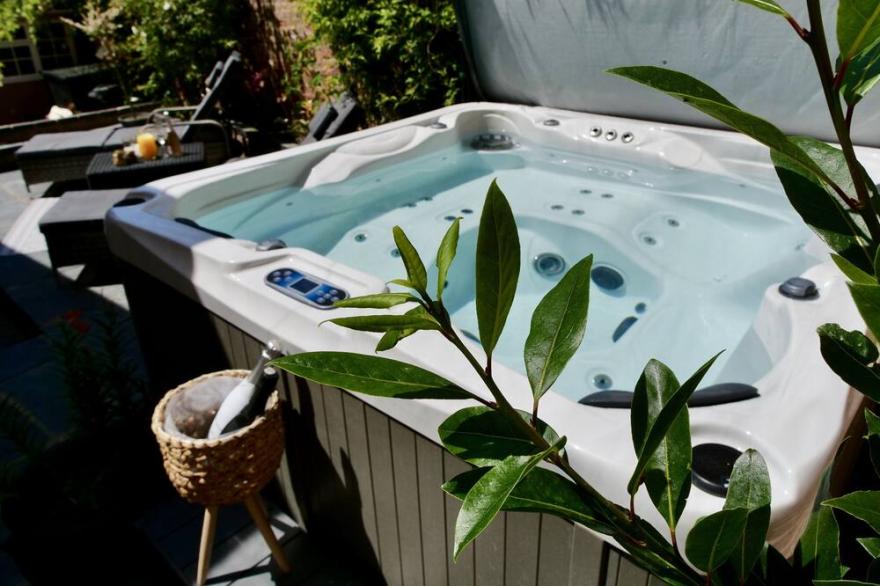Captivating 9-Bed House Hot Tub Near Cambridge