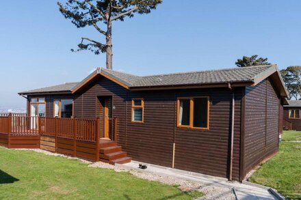 Serendipity Lodge, stunning estuary views, cafe on site.