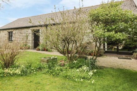 BRUNNION COTTAGE, pet friendly, character holiday cottage in St Ives