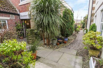 2 WHEATSHEAF YARD, pet friendly, with a garden in Morpeth