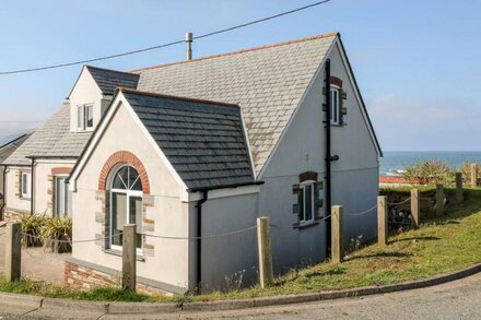 SEAGULL COTTAGE, character holiday cottage, with open fire in Bude