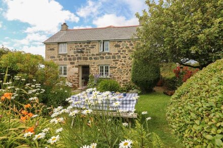 HIGHER ROSKORWELL COTTAGE, pet friendly, with open fire in St Keverne