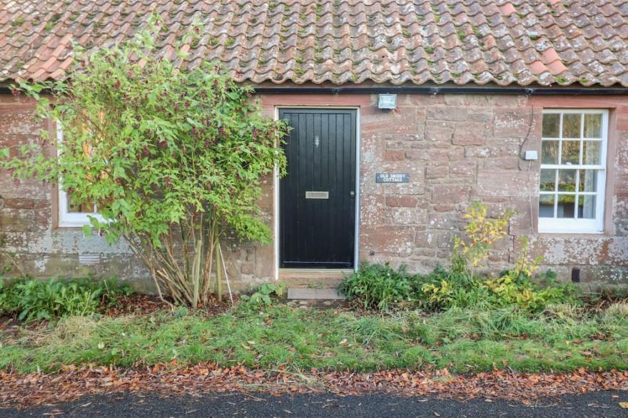OLD SMIDDY COTTAGE, Pet Friendly, With Open Fire In Haddington