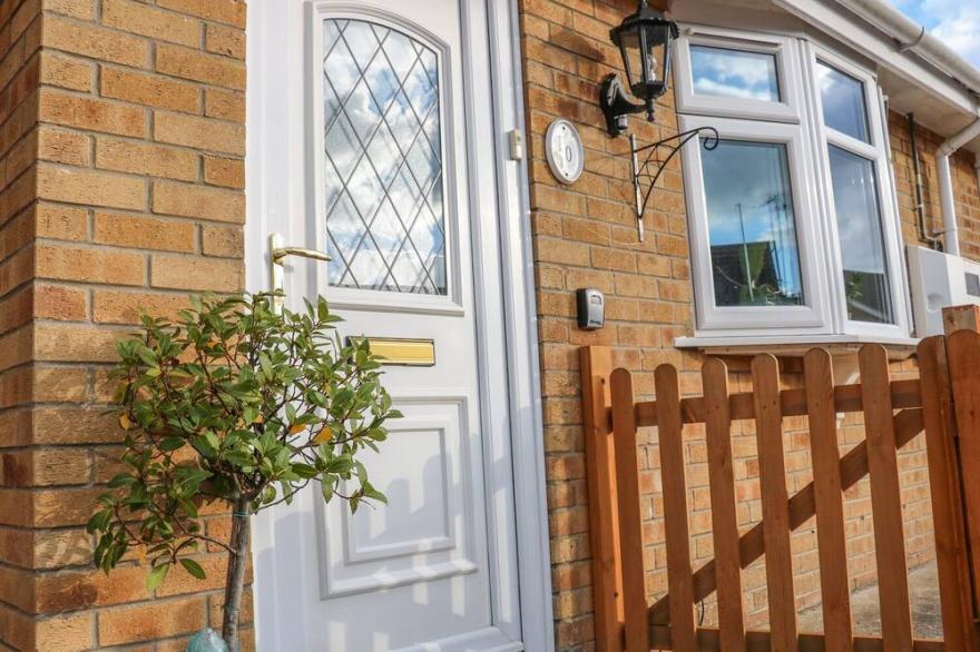 BUMBLE BEE COTTAGE, Pet Friendly, With A Garden In Skegness