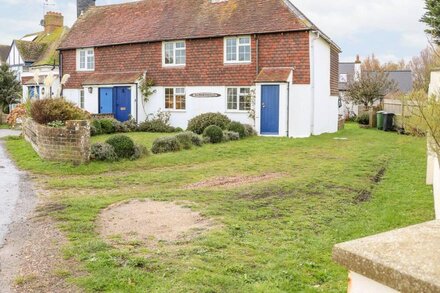 FISHERMAN'S COTTAGE, character holiday cottage in Bexhill-On-Sea