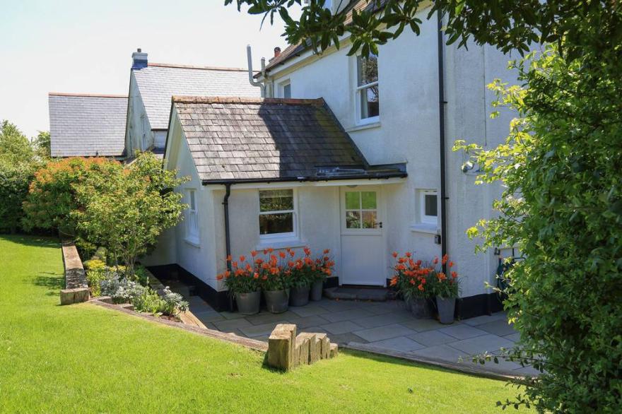 WARREN COTTAGE, family friendly, luxury holiday cottage in Dartmouth