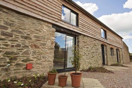 THE MILKING SHED, pet friendly, luxury holiday cottage in Bantham