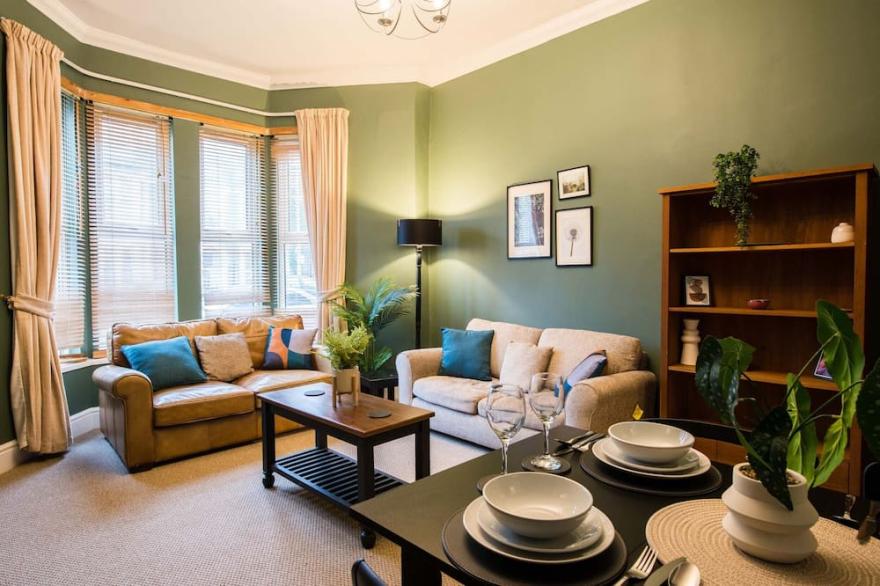 Victorian ground floor apartment, 7 min walk to Cardiff city centre with parking