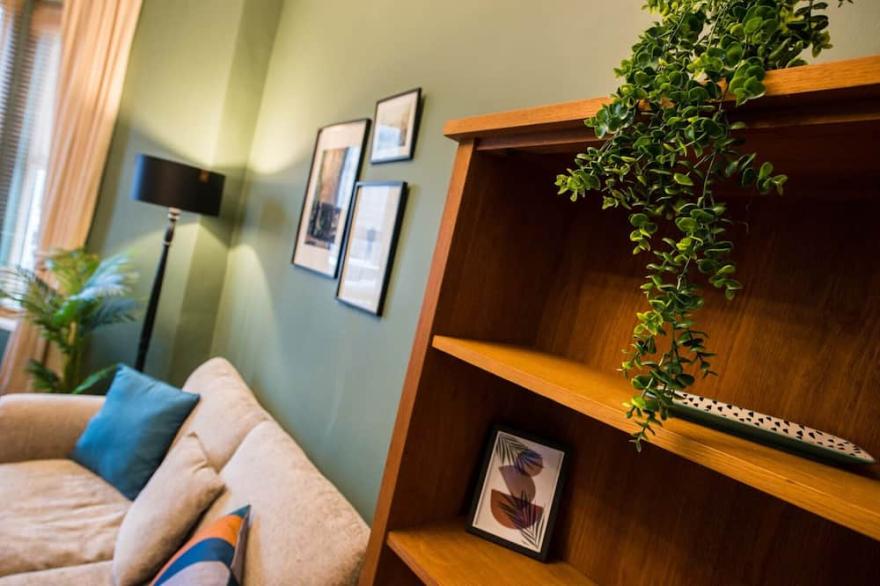 Victorian ground floor apartment, 7 min walk to Cardiff city centre with parking