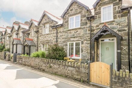 Y BWTHYN, pet friendly, character holiday cottage in Llanbedr