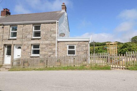 CHY KLYS, family friendly, character holiday cottage in Helston