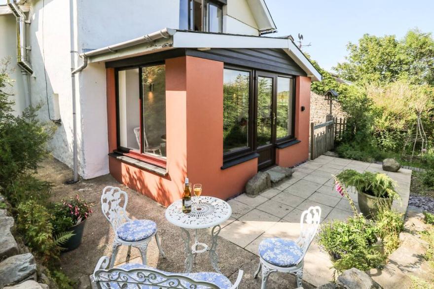 BARLEY COTTAGE, romantic, with open fire in New Quay