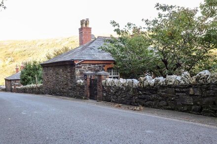 LEWARNE, pet friendly, character holiday cottage in Boscastle