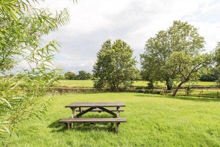 TOM'S BARN, pet friendly, with a garden in Yeovil, Somerset