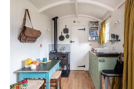 Shepherd's Hut with wood fired hot tub near Bath