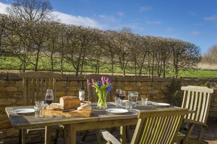 Claytons Cottage is a very comfortable and well-appointed Cotswold stone cottage