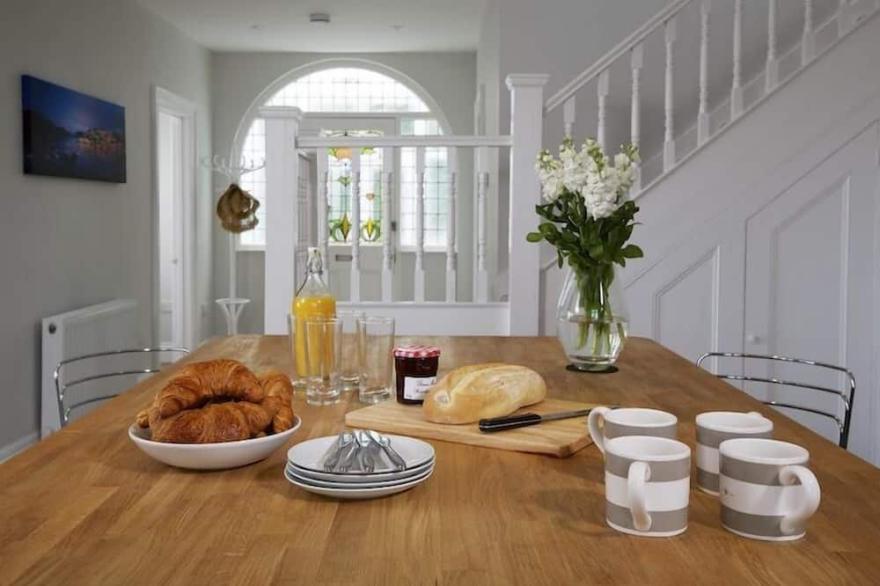 SUNDOWNERS, pet friendly, luxury holiday cottage in Salcombe