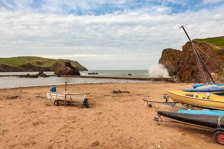 2 ARMADA HOUSE, pet friendly, country holiday cottage in Hope Cove