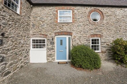 THE STABLES, pet friendly, luxury holiday cottage in Bodedern