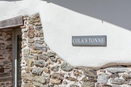 COLA'S TONNE, pet friendly, luxury holiday cottage in Malborough