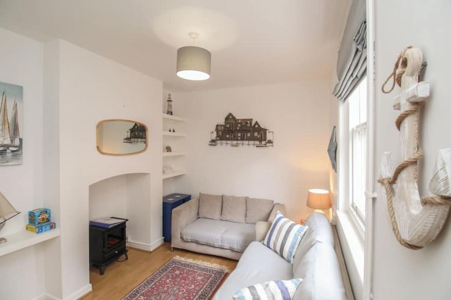 PIXIE COTTAGE, pet friendly, with a garden in Weymouth