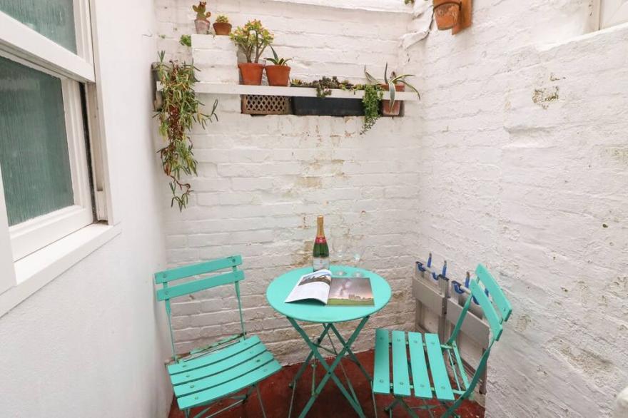 PIXIE COTTAGE, pet friendly, with a garden in Weymouth