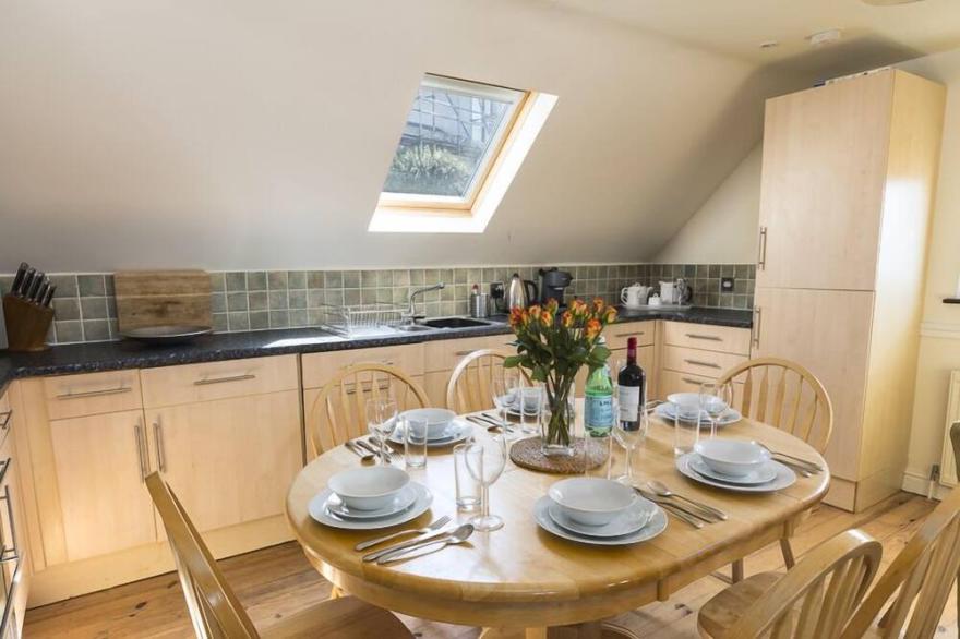 4 ARMADA HOUSE, pet friendly, country holiday cottage in Hope Cove