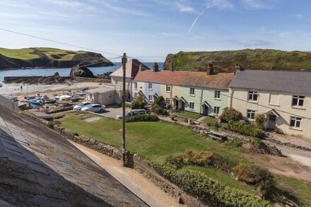 4 ARMADA HOUSE, pet friendly, country holiday cottage in Hope Cove