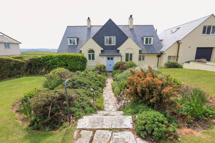 LINKS COTTAGE, Family Friendly, With Open Fire In Thurlestone