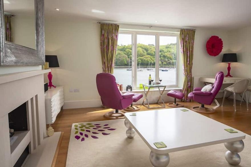 10 DART MARINA, family friendly, luxury holiday cottage in Dartmouth