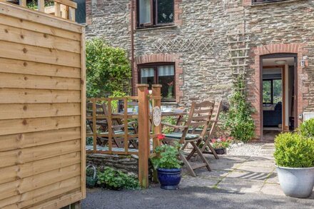 HONEYSUCKLE COTTAGE, pet friendly, with a garden in Bigbury