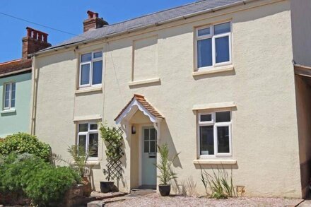 OSBORN HOUSE, pet friendly, country holiday cottage in Hope Cove