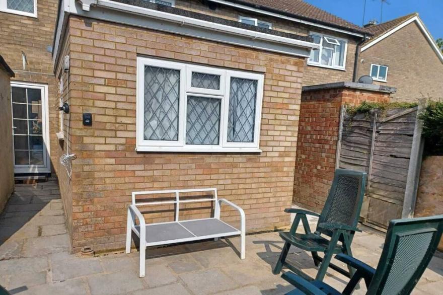Melo House-Grove-4 Bedroom -Short & Long Stay Serviced Accommodation