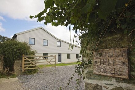 MOULT HILL BARN, family friendly, country holiday cottage in Salcombe