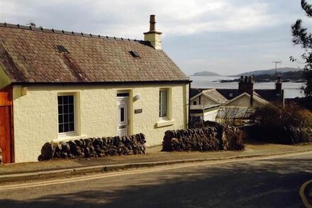 Primrose Cottage -  a cottage that sleeps 4 guests  in 2 bedrooms